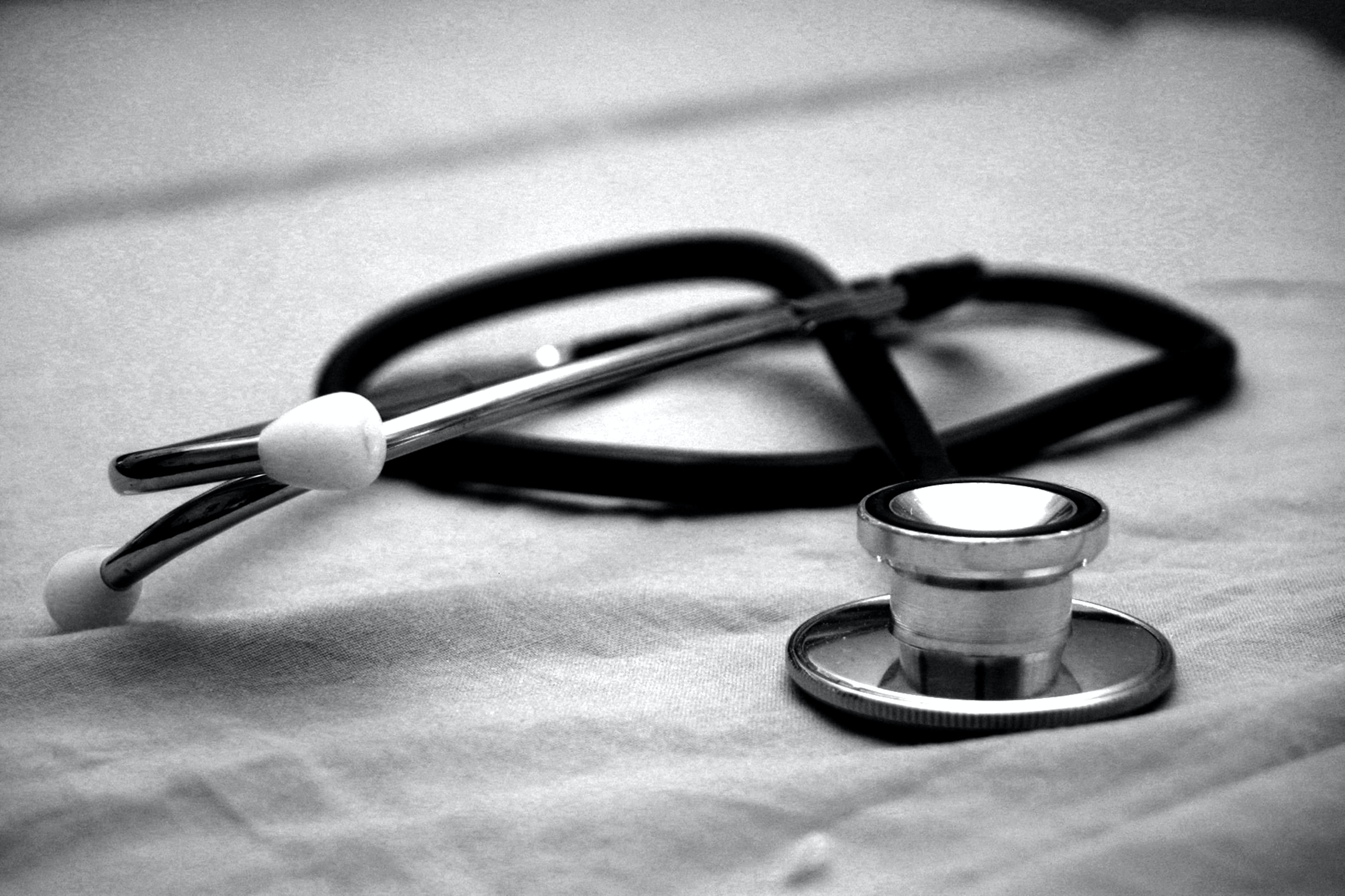 a black and white photo of a stethoscope.